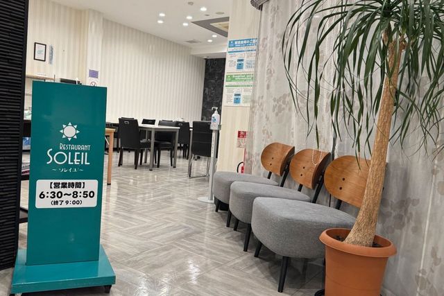 Entrance to Restaurant SOLEIL, with a sign showing hours 6:30–8:50 (closes 9:00) and waiting chairs