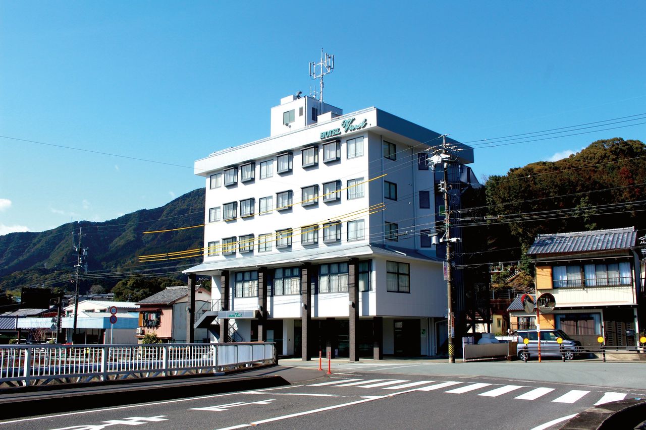 Front exterior of Hotel Viora