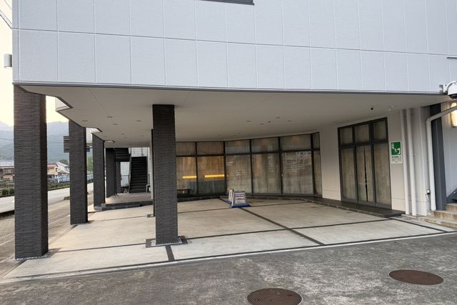 Paid covered parking with a 1,000 yen sign
